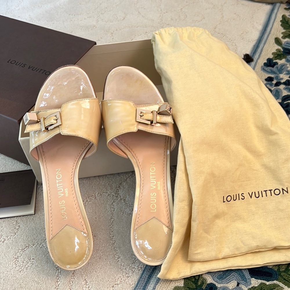 Louis Vuitton lady evening Vernis patent leather slippers. Used